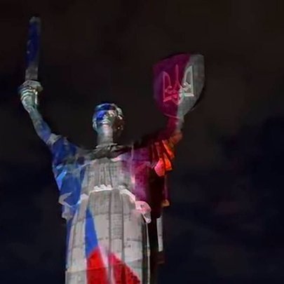Монумент "Батьківщина-Мати" у Києві підсвітили кольорами прапора США: який це має вигляд - 412x412