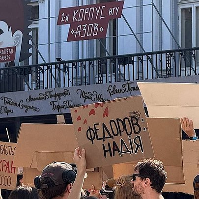 У Києві біля театру Франка мітингують проти відставки Михайла Федорова з посади міністра оборони: як відбувається процес - 412x412