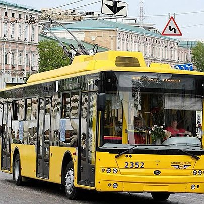 У Києві через наслідки нічної атаки змінили рух громадського транспорту: які маршрути курсують інакше - 412x412