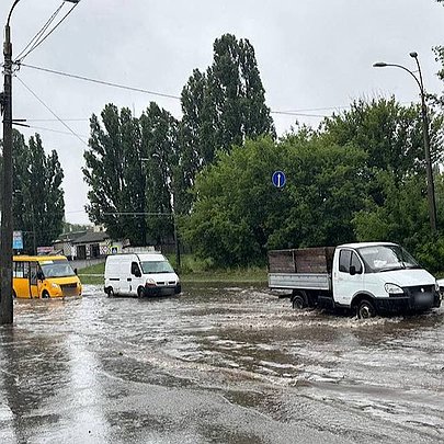 Негода на Київщині пошкодила 62 будинки: понад 18 тисяч родин залишилися без світла - 412x412