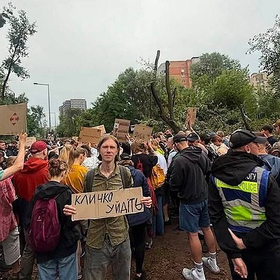 На Теремках тимчасово зупинили вирубку дерев під теплотрасу після протестів: на який термін - 412x412