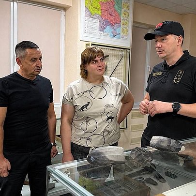 Київські митники передали музею на Житомирщині артефакти віком до 8 тисяч років: який вони мають вигляд - 412x412