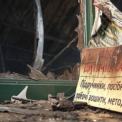Через російський удар у Києві спалахнула масштабна пожежа на книжковому ринку "Петрівка" - 412x412