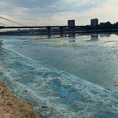 Екологи пояснили, чому вода в Дніпрі змінила колір і вкрилася піною: в чому причина - 412x412