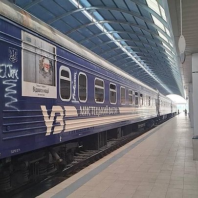 Мистецький поїзд Укрзалізниці вирушив у міжнародний тур: який він має вигляд та куди поїхав в першу чергу - 412x412
