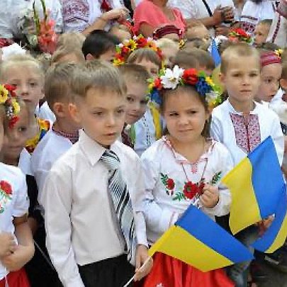 Лінійки 1 вересня у Києві: в КМДА пояснили, чи проводитимуть святкові заходи у школах - 412x412