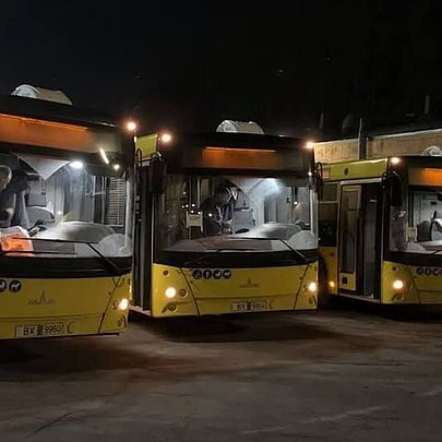 У Києві запускають  чотири тимчасові нічні автобусні маршрути: як вони курсуватимуть - 412x412