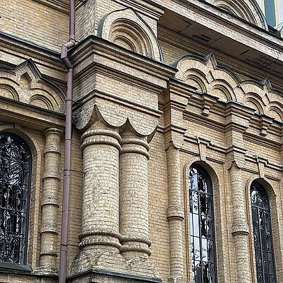 Ворожа атака пошкодила Свято-Покровський храм у Києві: що відомо - 412x412