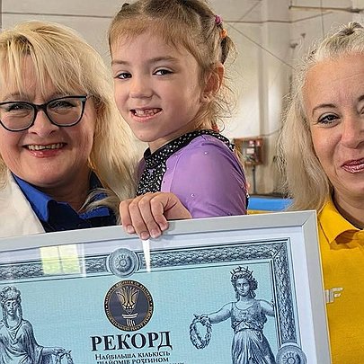 7-річна львів'янка встановила шостий рекорд України зі спортивної гімнастики - 412x412
