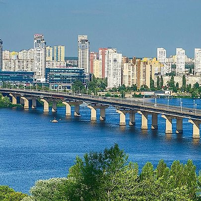 У Києві під час тривоги обмежуватимуть рух на двох мостах: оновлені правила від КМДА - 412x412