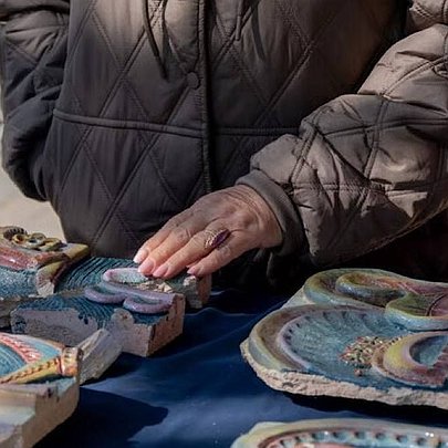 У Полтаві активісти врятували з будсміття керамічне панно та передали його музею: фото - 412x412
