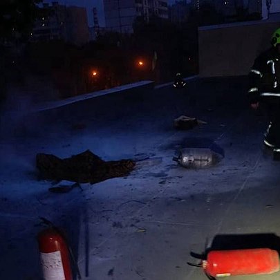 У Києві через ранкову атаку загорівся дах навчального закладу та машина: що відомо - 412x412
