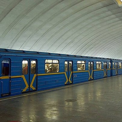 У Києві під час тривог можуть змінювати рух поїздів на червоній лінії метро: як це відбуватиметься - 412x412