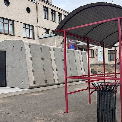 У Києві встановлюють мобільне укриття біля зупинки тролейбусів: який воно має вигляд - 412x412
