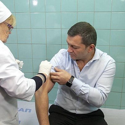 Які щеплення потрібно оновлювати дорослим: пояснення МОЗ - 412x412