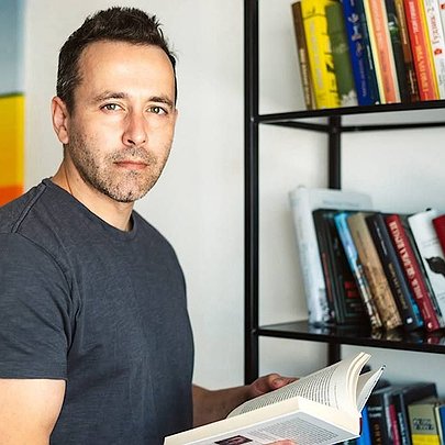 Книга Артема Чеха "Гра в перевдягання" увійшла до десятки бестселерів у Швейцарії - 412x412