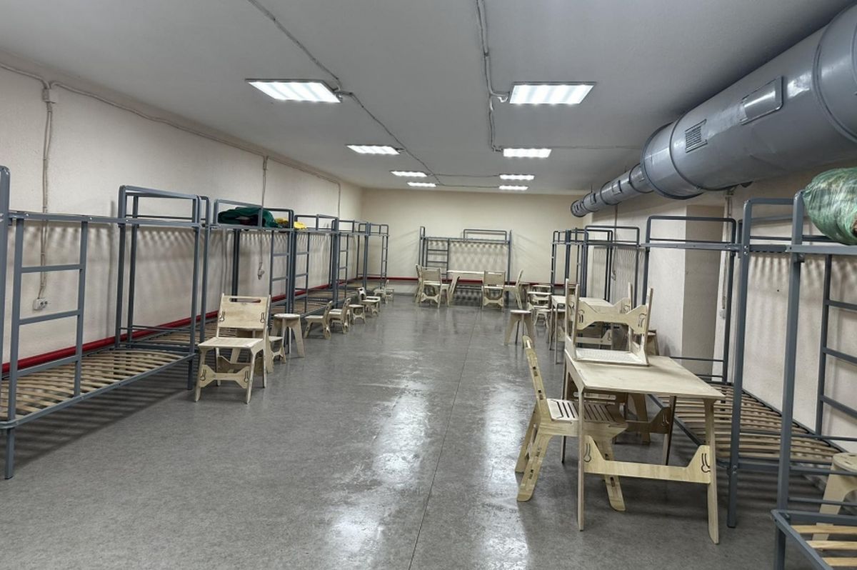 У Києві відкрили бомбосховище з екологічними модульними меблями, розробленими у Литві
