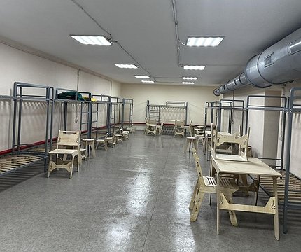 У Києві відкрили бомбосховище з екологічними модульними меблями, розробленими у Литві - 412x412