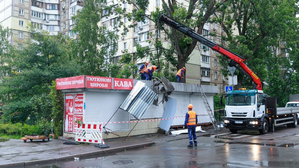 Біля метро "Житомирська" почали демонтувати МАФи