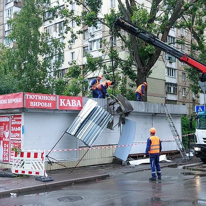 Біля метро "Житомирська" почали демонтувати МАФи - 412x412