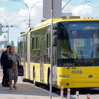 На Виноградарі деякі тимчасові автобуси курсуватимуть до 1 грудня: маршрути - 412x412