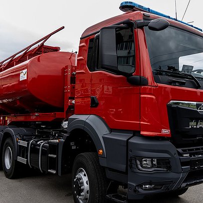 Столичні рятувальники отримали унікальний пожежний автопоїзд: фото, відео - 412x412