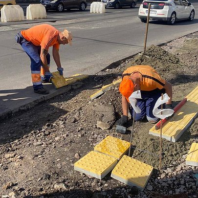 У Шевченківському районі столиці облаштовують ще один безбар'єрний підхід - 412x412