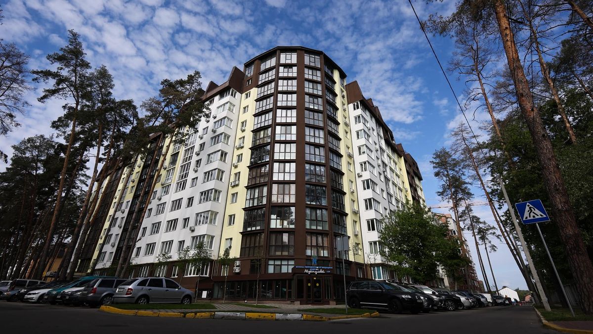 Під Києвом відновили багатоповерхівку, яку показували іноземним делегаціям