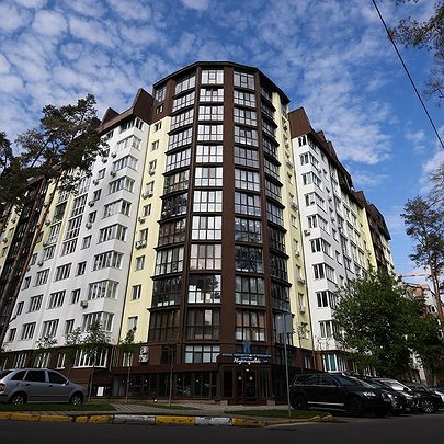 Під Києвом відновили багатоповерхівку, яку показували іноземним делегаціям - 412x412