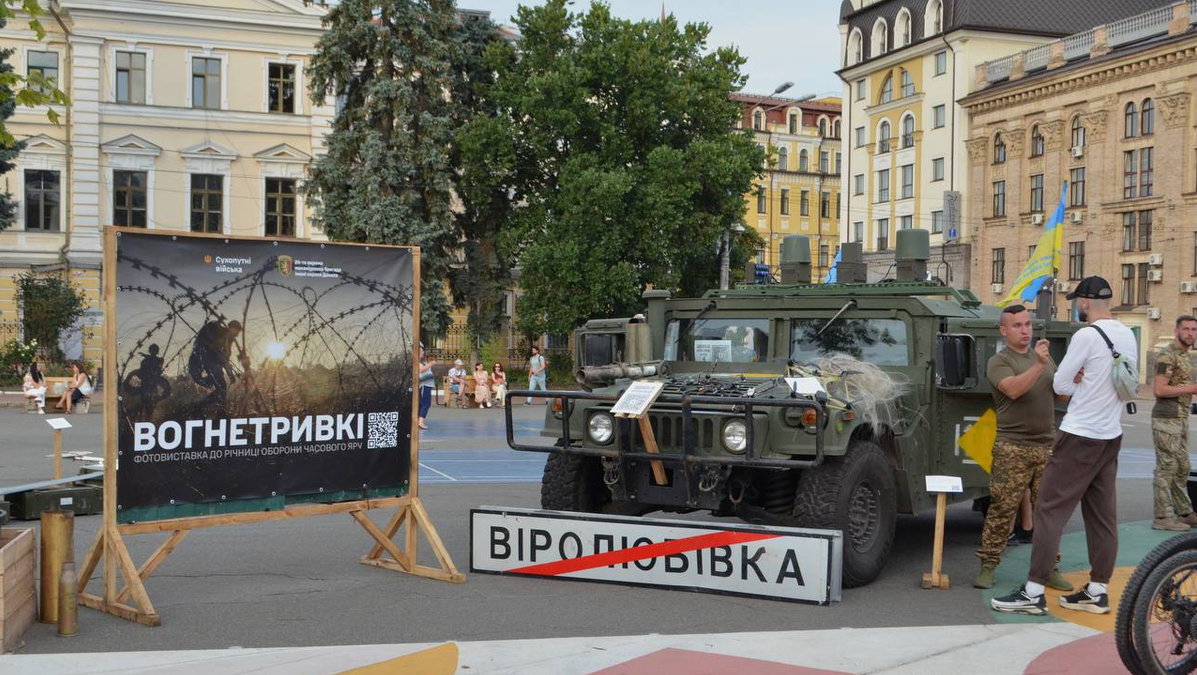 На Подолі відкрили виставку-інсталяцію про оборону міста Часів Яр: фото