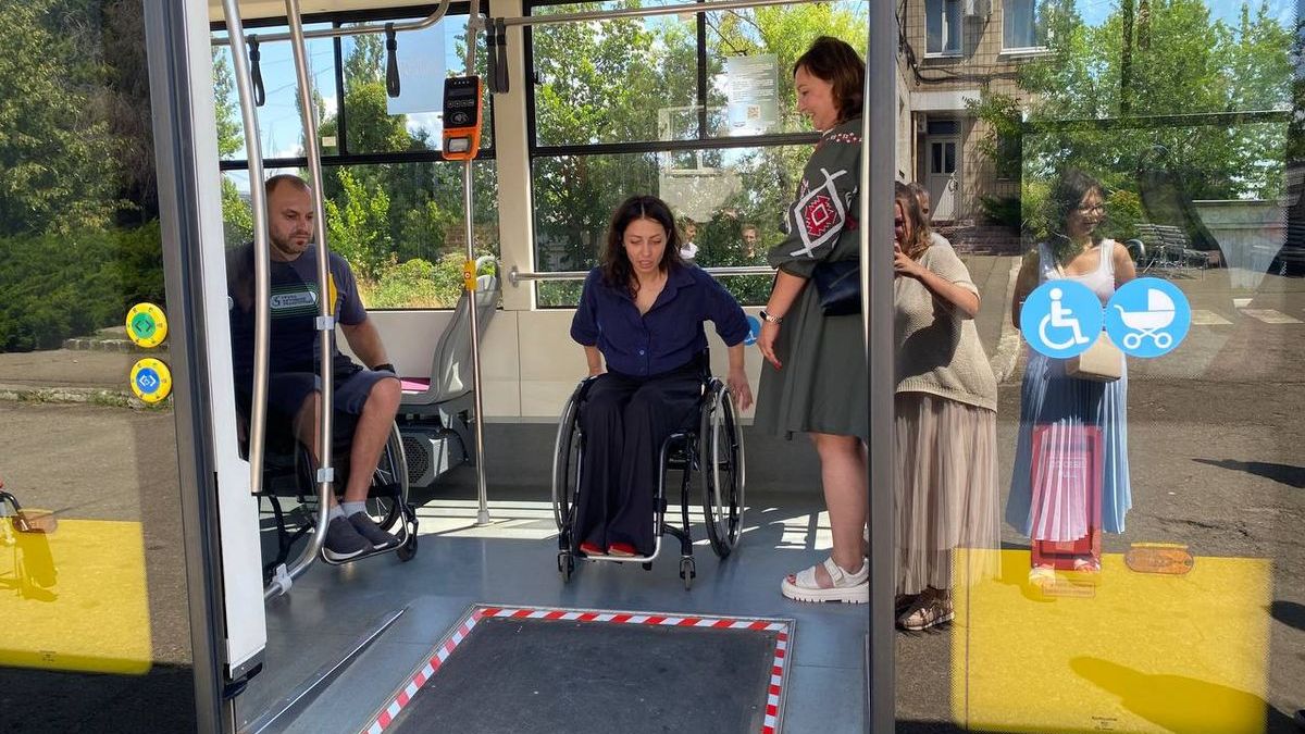 Водіїв громадського транспорту навчають обслуговувати пасажирів з маломобільних груп