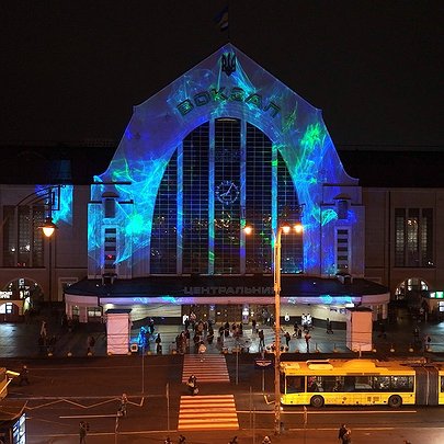 "Поділись світлом": столичний вокзал засяяв різнокольоровими вогнями - 412x412