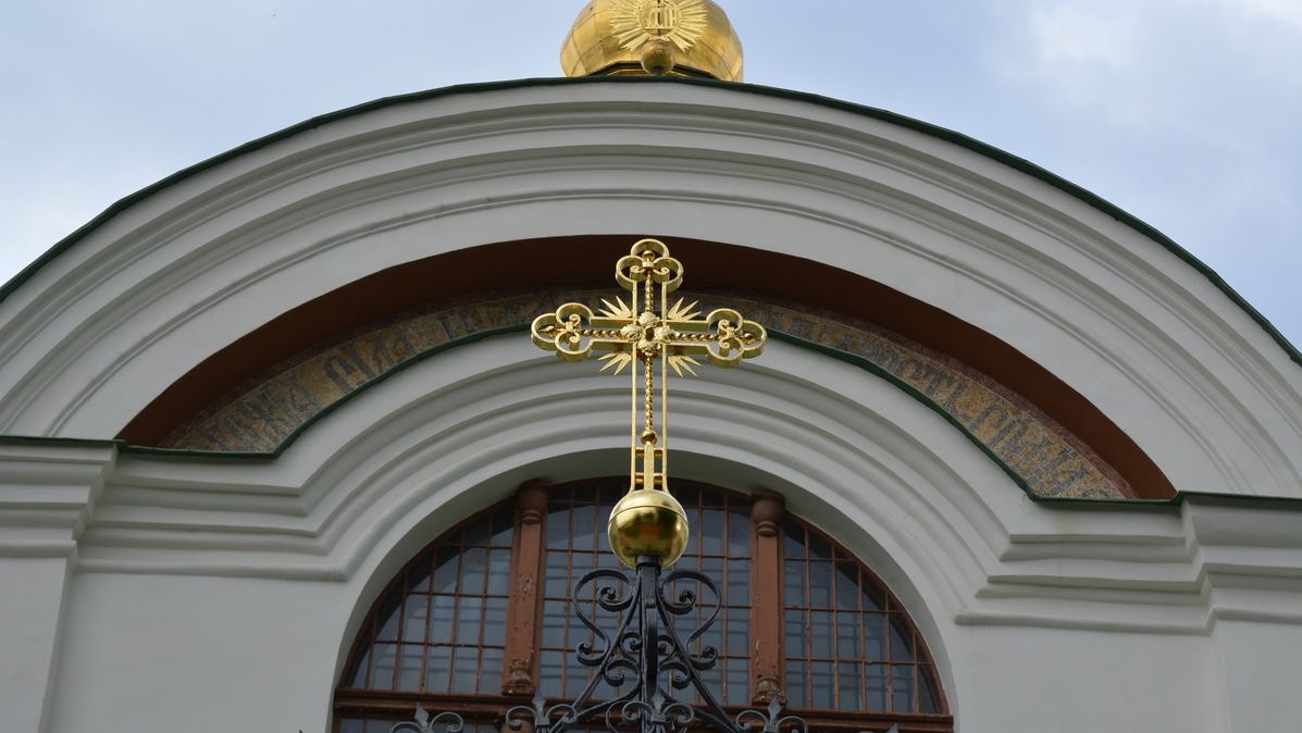 На головний вхід Софійського собору повернули відреставрований хрест