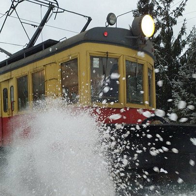 У Києві вагони очищають трамвайні рейки від снігу: фото - 412x412