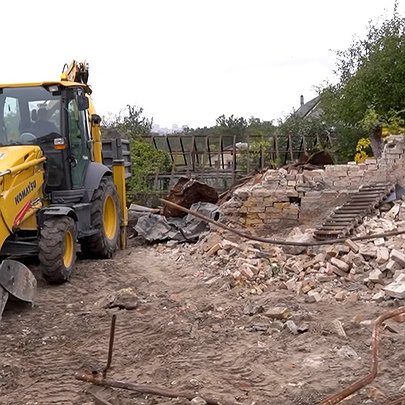 Під Києвом зносять пошкоджені російськими обстрілами будинки - 412x412