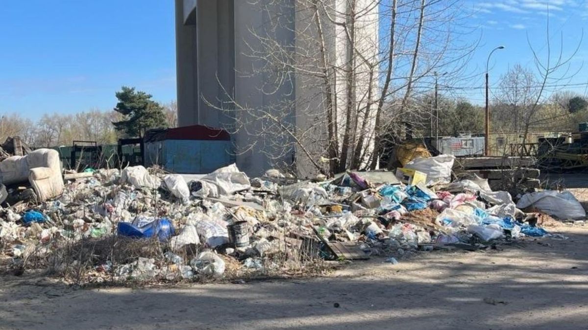 Підрядника будівництва Подільського мосту змусили прибрати сміттєзвалище на Трухановому острові