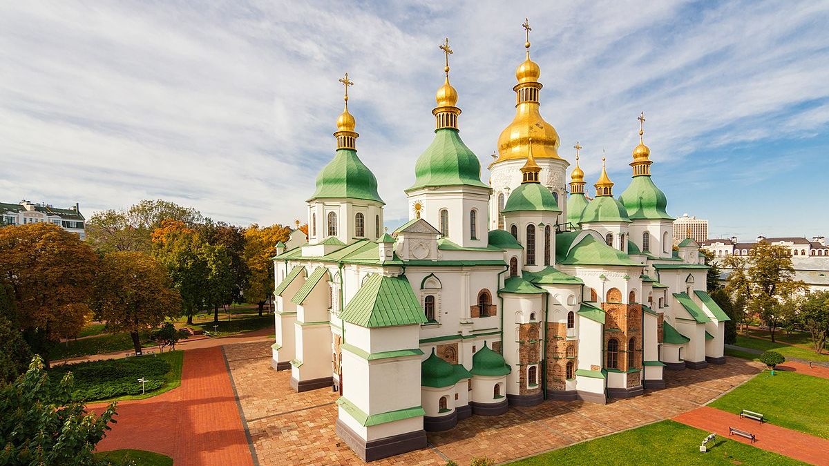 Під час нічного обстрілу постраждав Софійський собор та були знищені декорації фільму про Довженка: фото