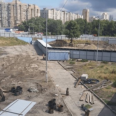 КМДА відхилила петицію про демонтаж будівельного майданчика на Осокорках - 412x412