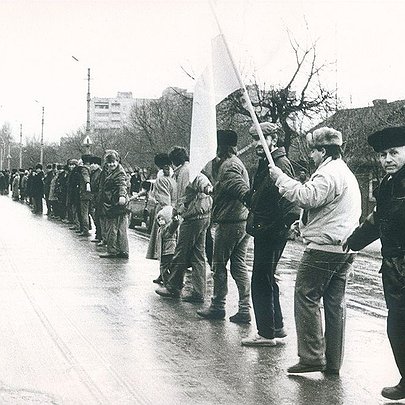 "Живий ланцюг" 1990 року: як українці взялись за руки, щоб вибороти незалежність - 412x412