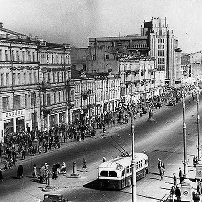 Київ 80 років тому: архівні фото відновлення Хрещатика в 1944-му - 412x412