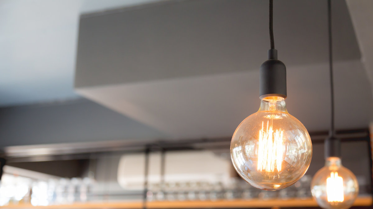 Енергетики повернули світло майже всім абонентам: два райони поки що частково знеструмлені