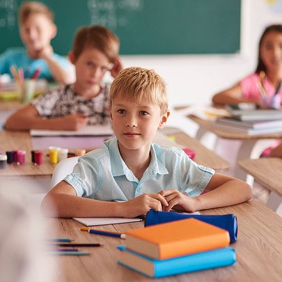 Школярам можуть урізати канікули та продовжити навчальний рік через блекаути - 412x412