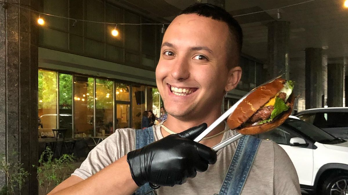 "Кухар має вміти готувати в будь-яких умовах": історія ексшефа Broen Bar та військового Артема Іващенка