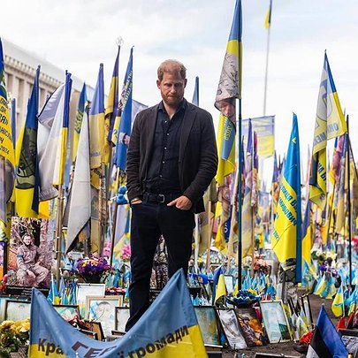 Політ Філіпа над Києвом, Анна на коні та Чарльз у "Могилянці": як і коли члени британської королівської родини відвідували Київ - 412x412