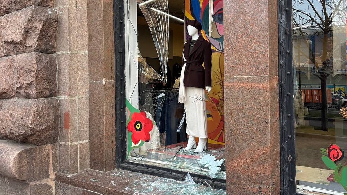 Обстріл Києва 14 листопада: пошкоджено вітрини магазину "Всі.Свої"