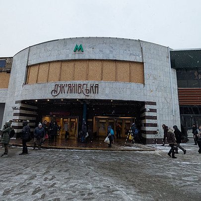 Кияни просять відкрити другий вихід із метро "Лук'янівська" - 412x412