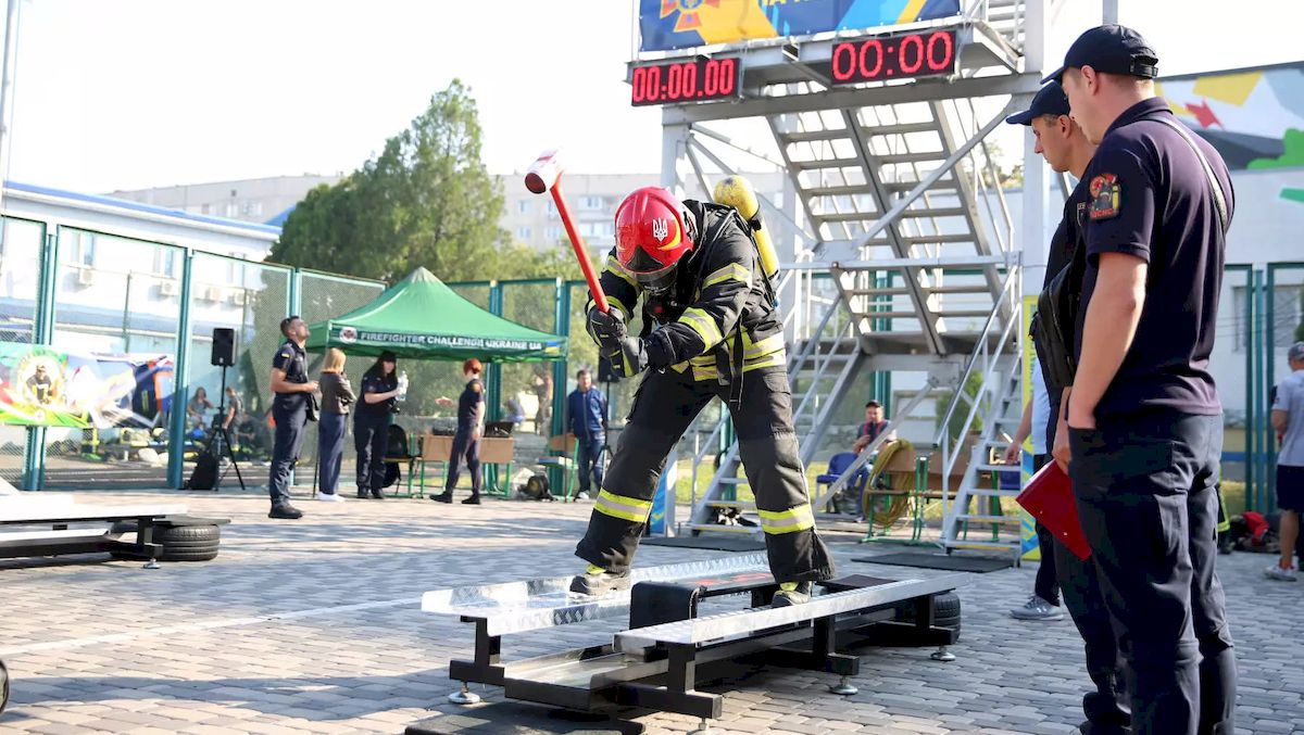 У Києві провели змагання, на яких визначили найсильніших рятувальників столиці