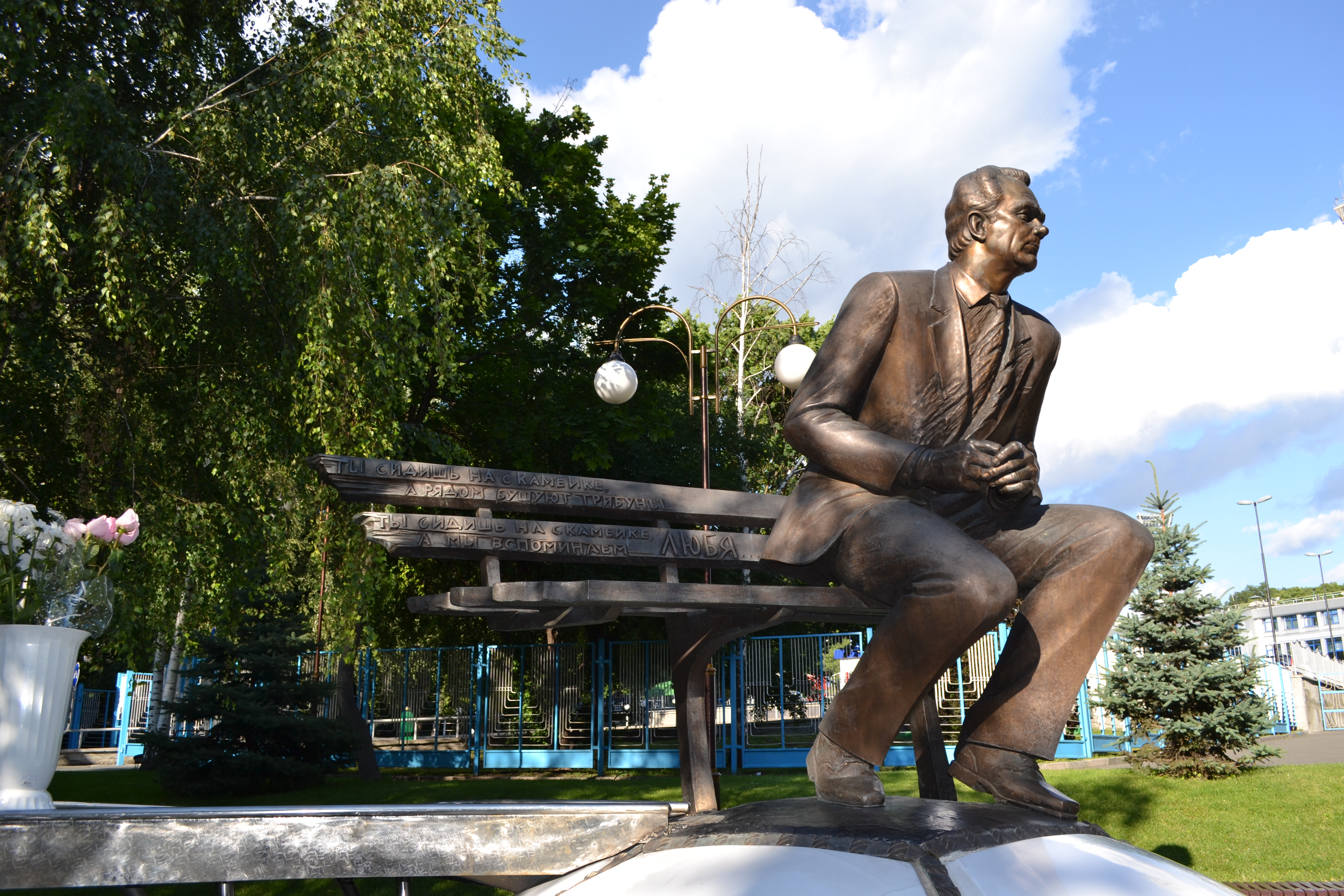 І скульптура, і лавка. 5 сидячих пам'ятників Києва