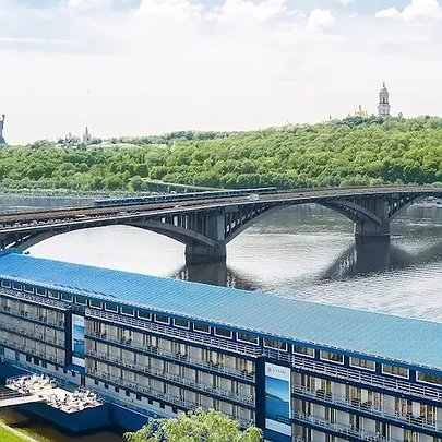 Бурхлива історія київських закладів на воді: кримінальні розбірки, облави та Жан-Клод Ван Дамм - 412x412