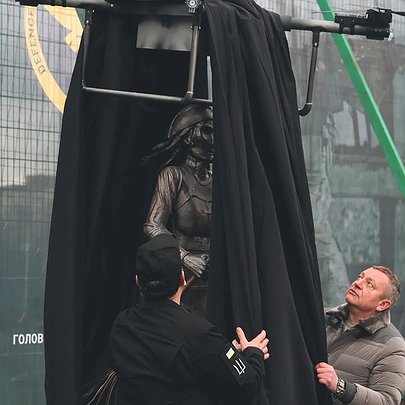 У Вишневому відкрили пам'ятник легендарному дрону "Баба Яга": фото - 412x412